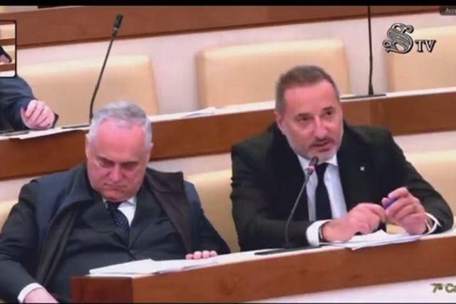 Vídeo: presidente da Lazio adormece no senado italiano