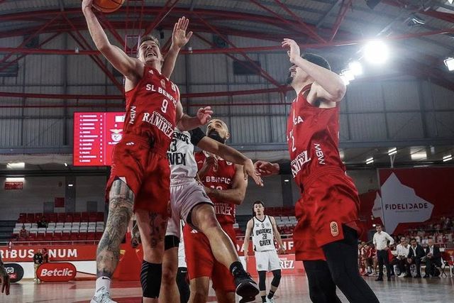 Benfica bate Ovarense e são 19 meses de Luz imbatível