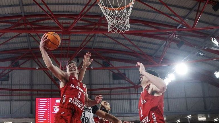 Benfica bate Ovarense e são 19 meses de Luz imbatível
