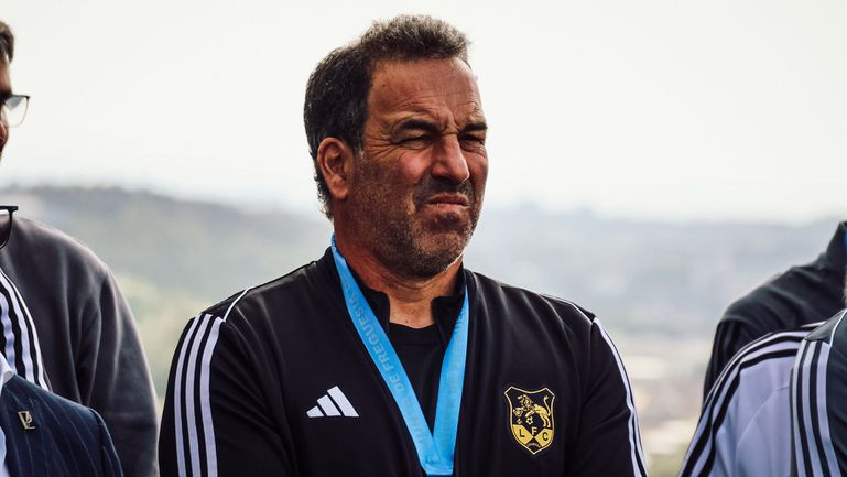 Oficial: técnico renova após subida de divisão e conquista do título