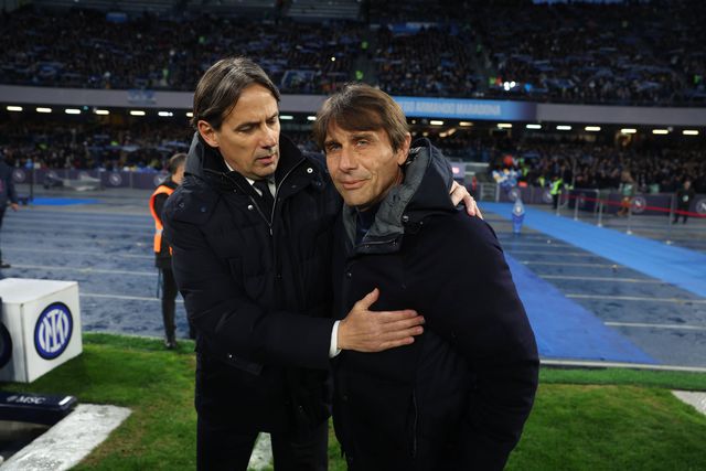 Simone Inzaghi a cumprimentar Antonio Conte antes do segundo jogo da época entre Inter e Nápoles