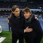 Simone Inzaghi a cumprimentar Antonio Conte antes do segundo jogo da época entre Inter e Nápoles