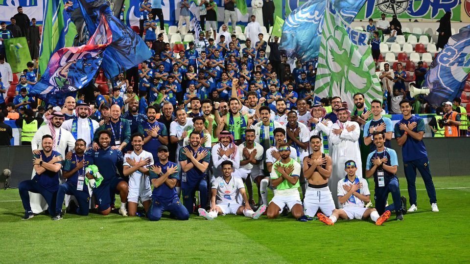 Jogadores do Al Fateh a celebrarem a permanência