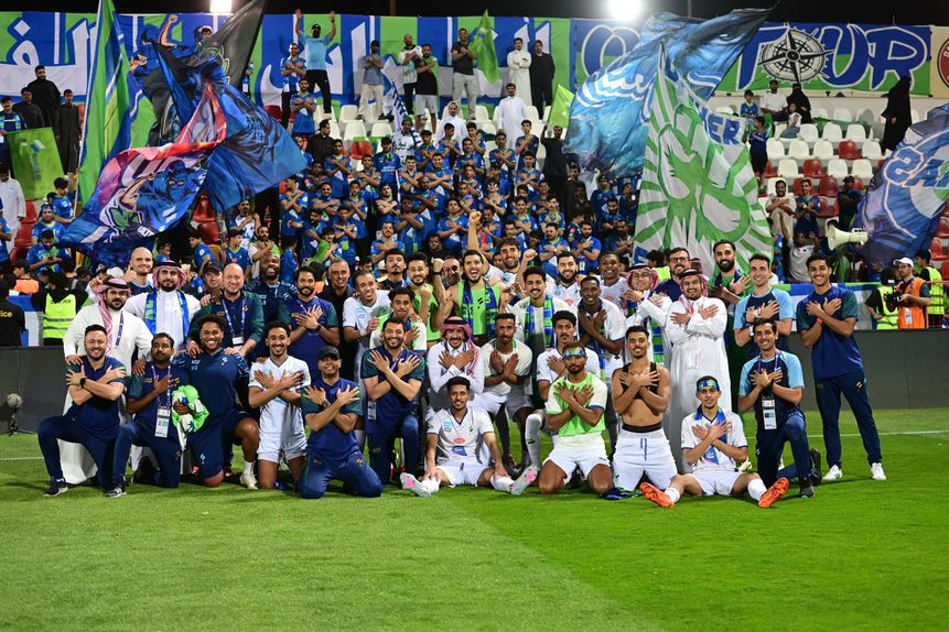 Jogadores do Al Fateh a celebrarem a permanência