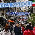 Imagem de uma rua em Nápoles com várias bandeiras e faixas de apoio ao clube napolitano, que nesta noite de sexta-feira, 23 de maio, pode conquistar o 'scudetto' pela quarta vez