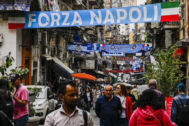 Imagem de uma rua em Nápoles com várias bandeiras e faixas de apoio ao clube napolitano, que nesta noite de sexta-feira, 23 de maio, pode conquistar o 'scudetto' pela quarta vez