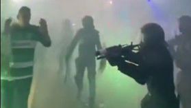 Vídeo mostra polícia a disparar balas de borracha contra adeptos do Sporting
