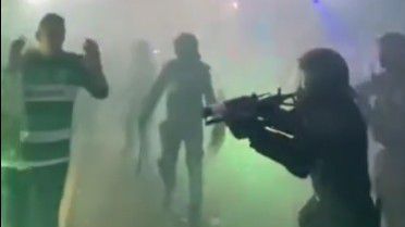 Imagens mostram polícia a disparar balas de borracha contra adeptos do Sporting