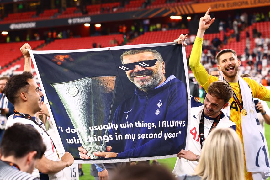 Jogadores do Tottenham erguem imagem do seu treinador, Ange Postecoglou, com uma das suas frases mais lembradas após o final da Liga Europa: «Eu não ganho habitualmente coisas, eu ganho sempre coisas no meu segundo ano»