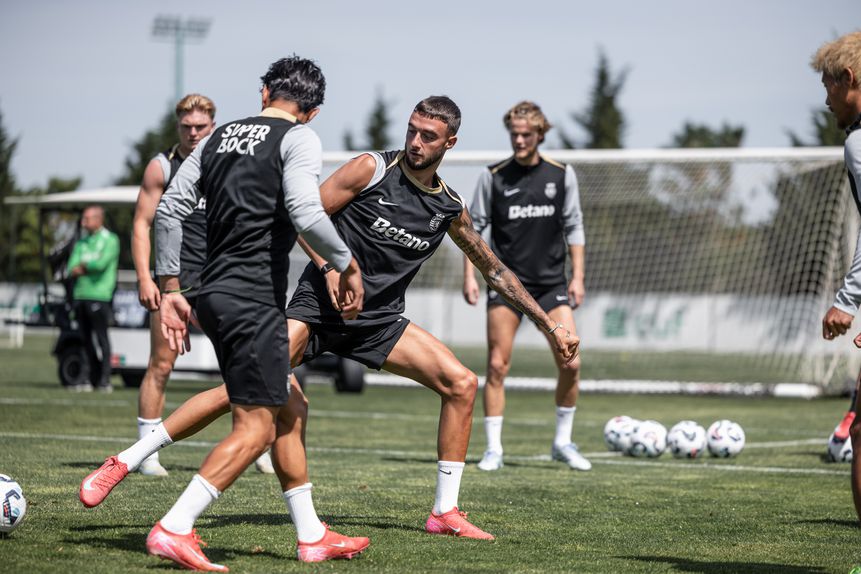 Debast num momento de treino desta quinta-feira, em Alcochete