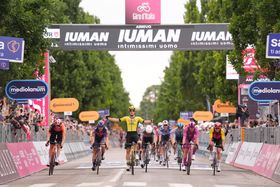 Giro: Olav Kooij ao colo de Van Aert para a vitória