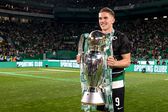 Viktor Gyokeres, avançado sueco de 26 anos do Sporting, segura o troféu alusivo ao título de campeão nacional, o segundo consecutivo e o 25.º da história dos leões