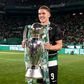 Viktor Gyokeres, avançado sueco de 26 anos do Sporting, segura o troféu alusivo ao título de campeão nacional, o segundo consecutivo e o 25.º da história dos leões
