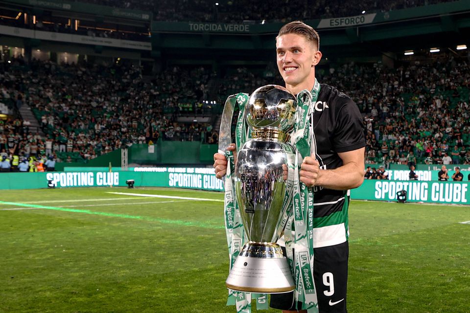 Viktor Gyokeres, avançado sueco de 26 anos do Sporting, segura o troféu alusivo ao título de campeão nacional, o segundo consecutivo e o 25.º da história dos leões