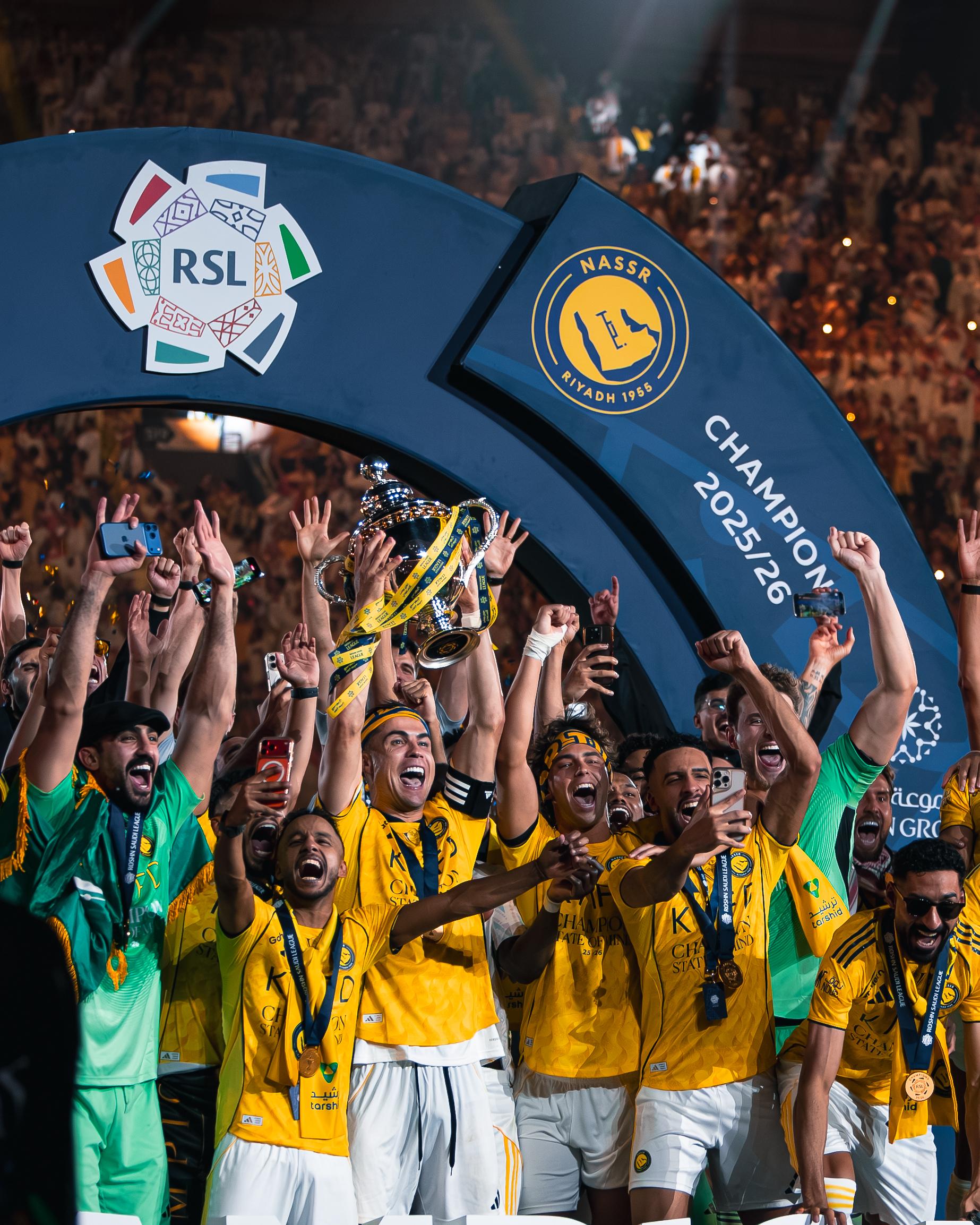 Ronaldo e levanta a taça de campeão (Foto: SPL)