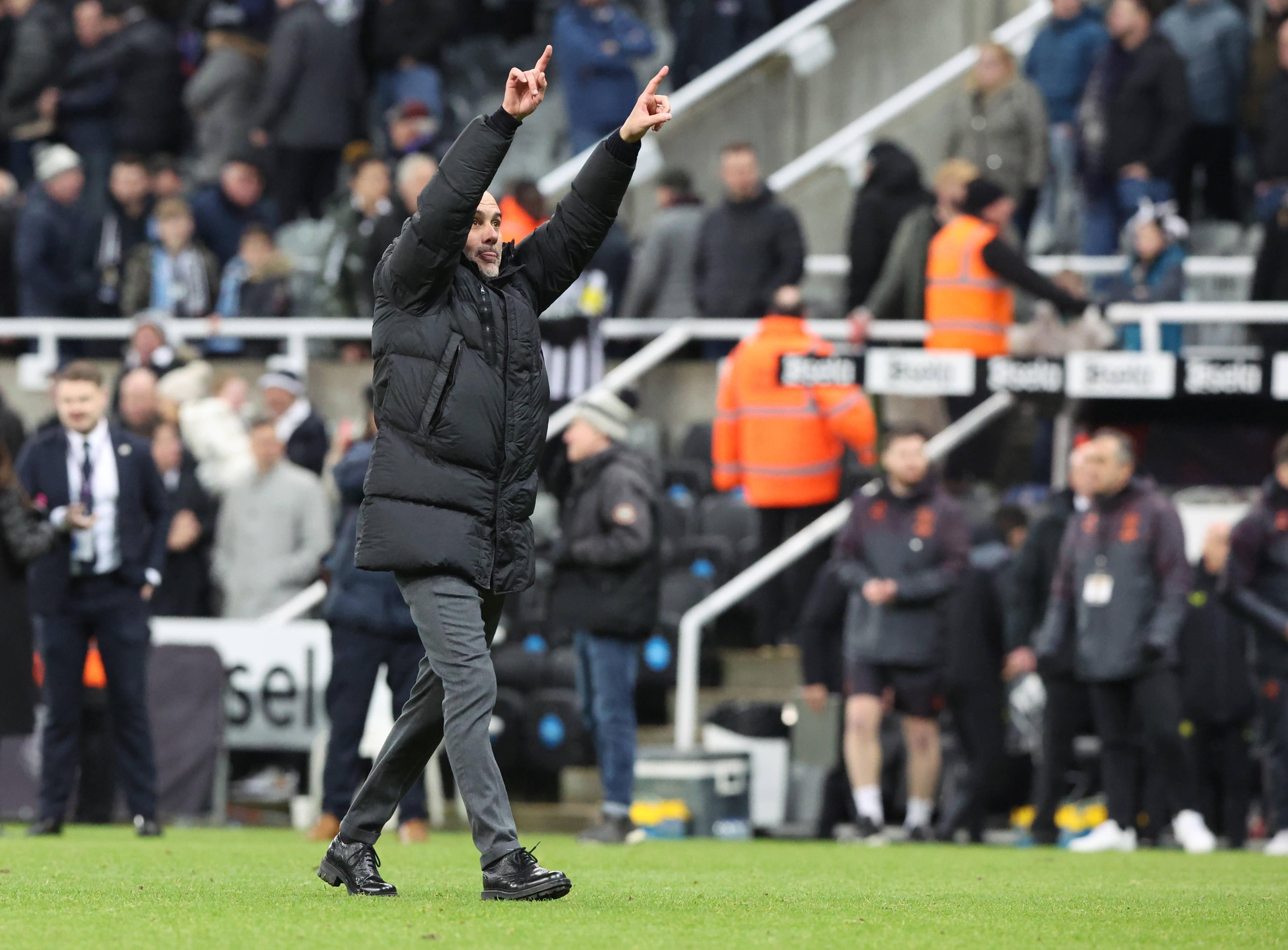 Era em Inglaterra. Desde a chegada a Manchester, Guardiola conquistou seis edições da Premier League, cinco Taças da Liga, três Taças de Inglaterra e três Supertaças inglesas. Mais que qualquer outro clube nesse período
