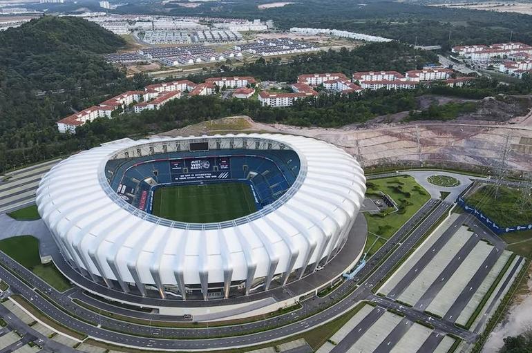 Estádio Sultan Ibrahim Stadium – Johor, Malásia. Inspirado nas curvas de uma folha de bananeira, o recinto do Johor Darul Ta'zim FC apresenta uma forma fluida. O design incorpora elementos da floresta tropical, com iluminação LED  Foto: Imago