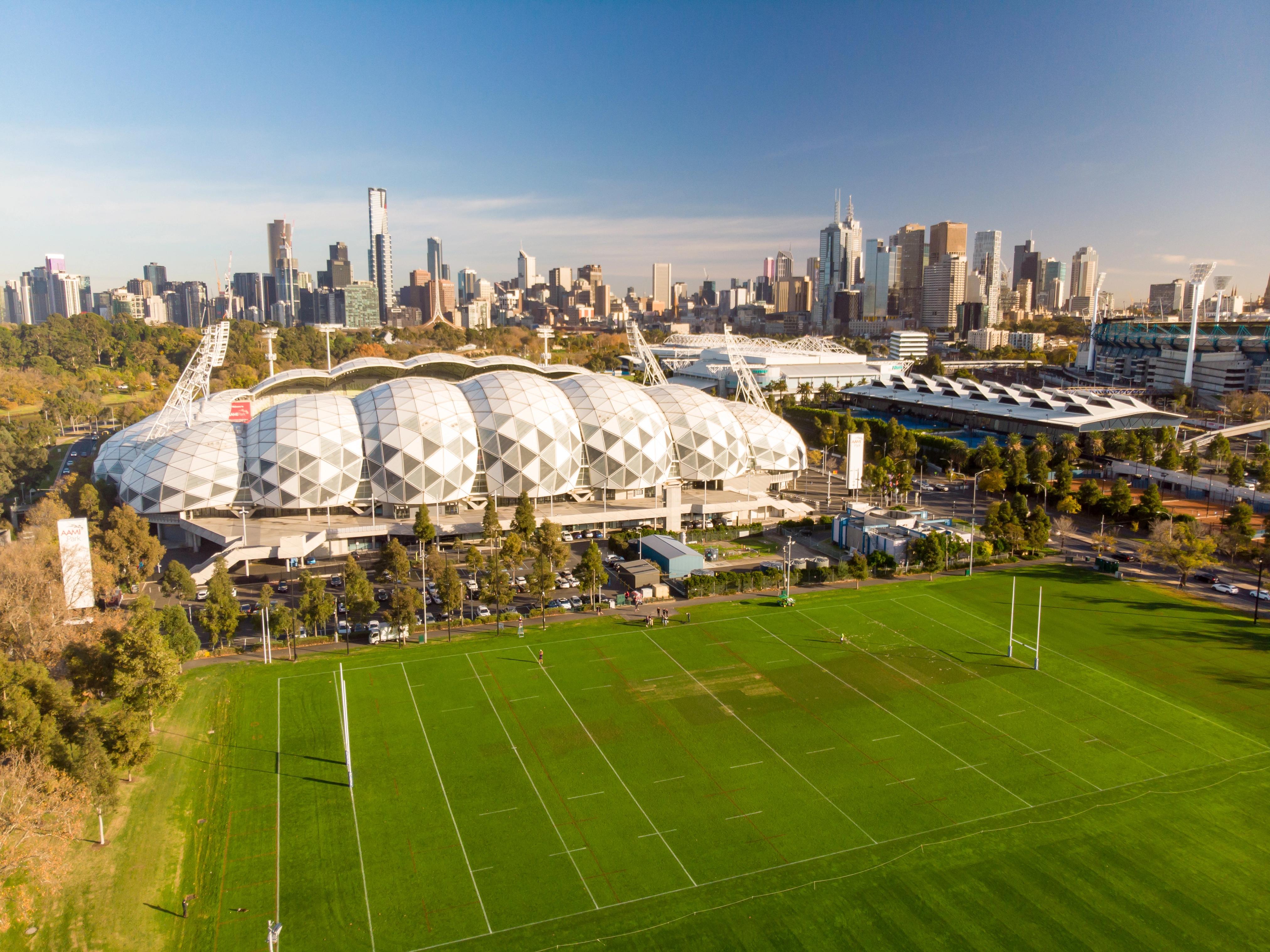 AAMI Park – Melbourne, Austrália. Reconhecível pela inovadora cobertura “bioframe” — uma série de cúpulas geodésicas interligadas que lembram um conjunto de conchas ou bolhas Foto: Imago
