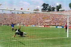 Melhores momentos dos Mundiais: o famoso penálti falhado de Baggio