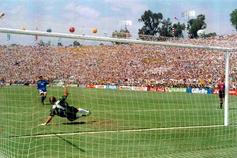 Melhores momentos dos Mundiais: o famoso penálti falhado de Baggio