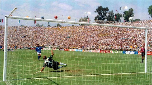 Melhores momentos dos Mundiais: o famoso penálti falhado de Baggio