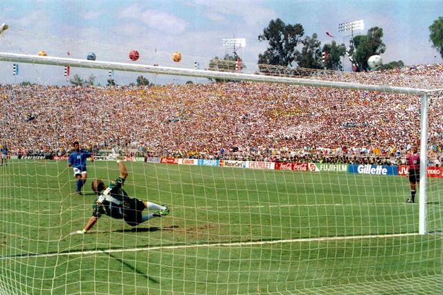 Melhores momentos dos Mundiais: o famoso penálti falhado de Baggio