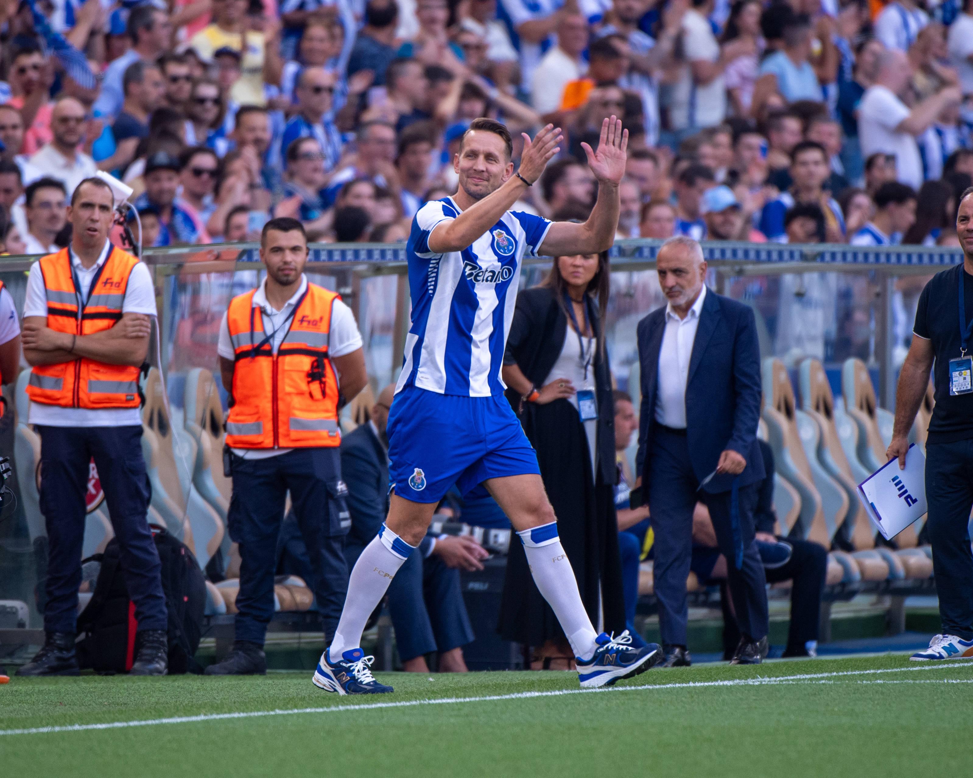 Luuk de Jong foi a surpresa na apresentação do plantel do FC Porto no início da época passada. Mas tal como chegou, partiu depois de uma época marcada por uma lesão grave que só lhe permitiu fazer sete jogos (um golo)