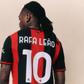 Rafael Leão na apresentação do novo equipamento do Milan. Foto: Milan