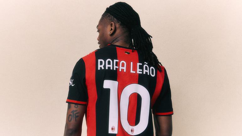 Rafael Leão na apresentação do novo equipamento do Milan. Foto: Milan