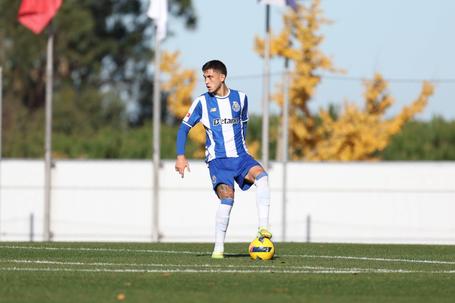 Mercado FC Porto: central da equipa B com mercado para o verão