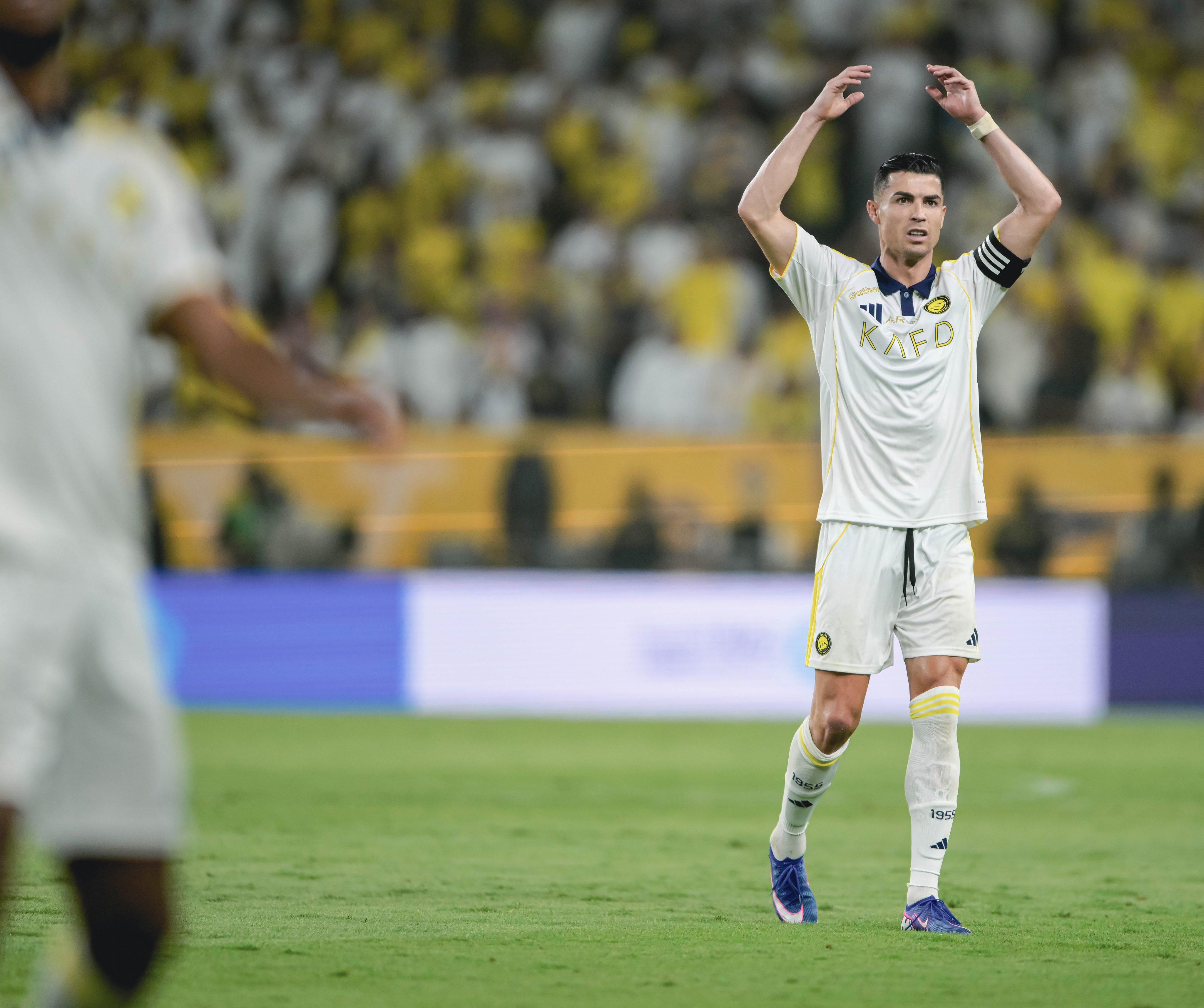 Ronaldo exulta os fãs durante o jogo (Foto: Al Nassr)