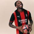 Rafael Leão na apresentação do novo equipamento do Milan. Foto: Milan