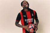 Rafael Leão na apresentação do novo equipamento do Milan. Foto: Milan