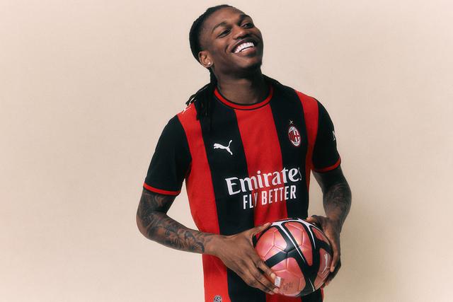 Rafael Leão na apresentação do novo equipamento do Milan. Foto: Milan