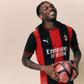 Rafael Leão na apresentação do novo equipamento do Milan. Foto: Milan