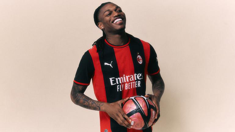 Rafael Leão na apresentação do novo equipamento do Milan. Foto: Milan