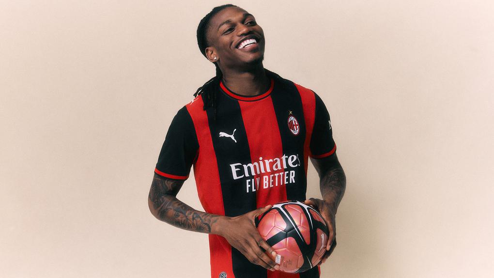Rafael Leão na apresentação do novo equipamento do Milan. Foto: Milan