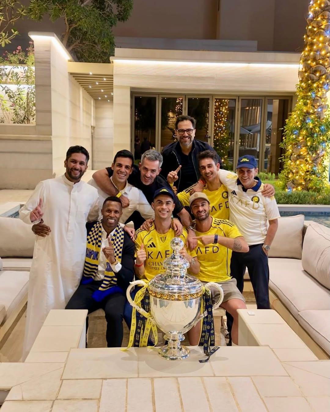 Ronaldo com os amigos e o título de campeão (Foto: cristiano/Instagram)