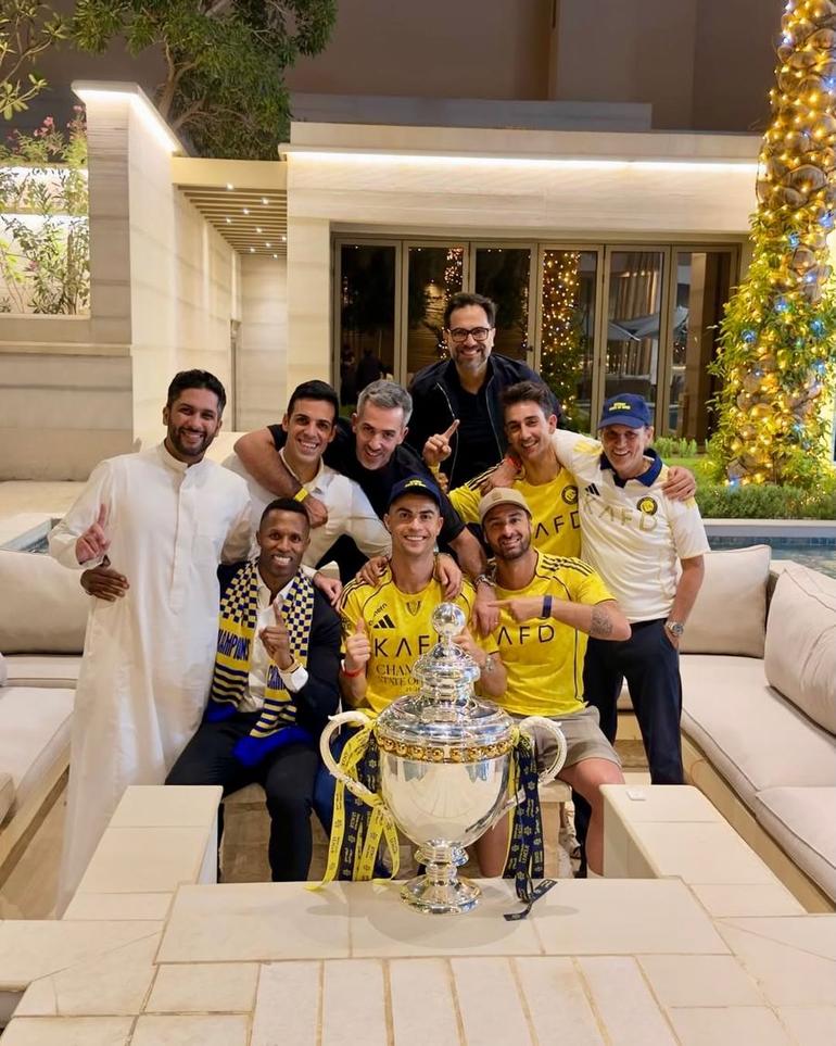 Ronaldo com os amigos e o título de campeão (Foto: cristiano/Instagram)