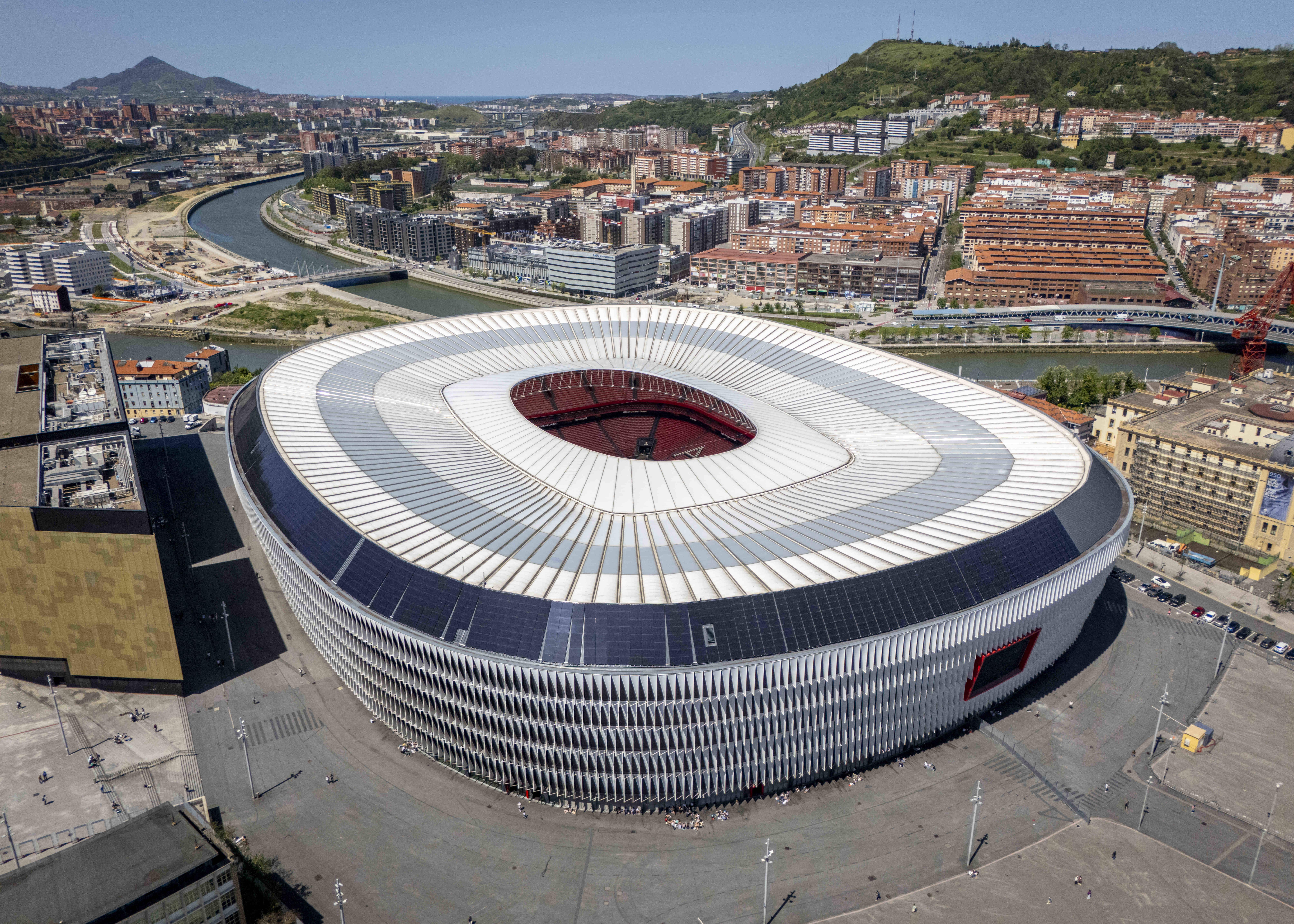 San Mamés - Bilbao, Espanha. O novo San Mamés presta homenagem ao antecessor com identidade moderna. O elemento mais marcante são os painéis torcidos na fachada, que criam uma sensação de movimento Foto: Imago