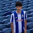 Dinis Lucas rubricou um contrato de formação - FC PORTO