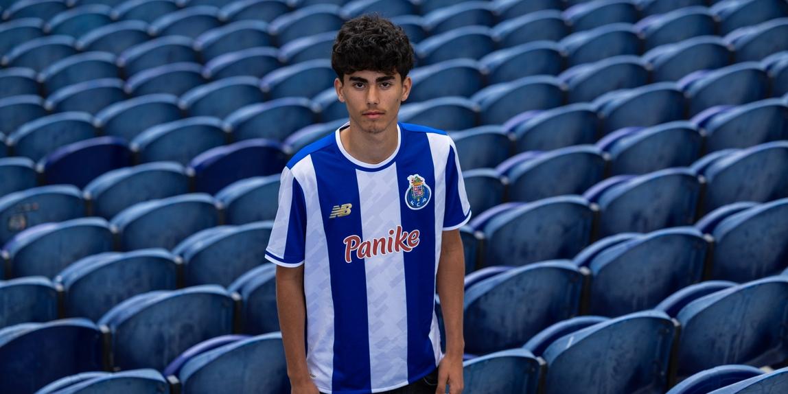 Dinis Lucas rubricou um contrato de formação - FC PORTO