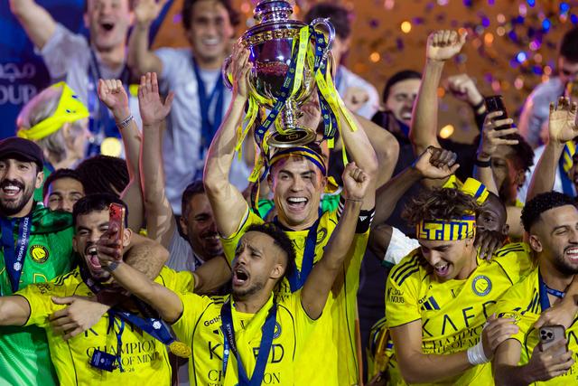 Ronaldo levanta o título de campeão saudita (Foto: Al Nassr)