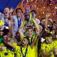 Ronaldo levanta o título de campeão saudita (Foto: Al Nassr)