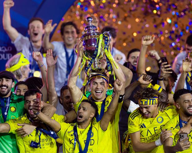 Ronaldo levanta o título de campeão saudita (Foto: Al Nassr)