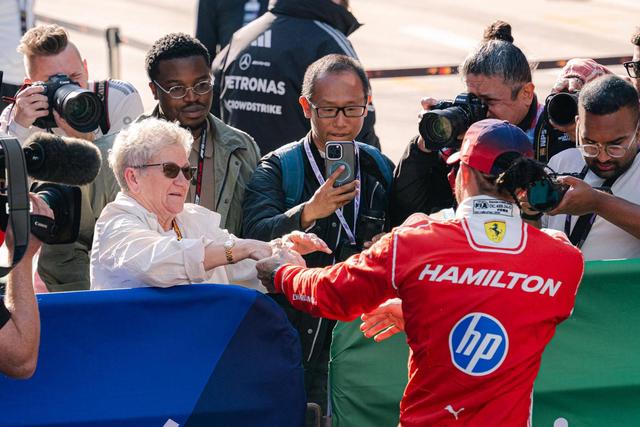 A mãe de Lewis Hamilton já esteve na China a ver o filho competir. IMAGO