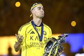 Ronaldo com a taça de campeão saudita (foto: EPA/Stringer)