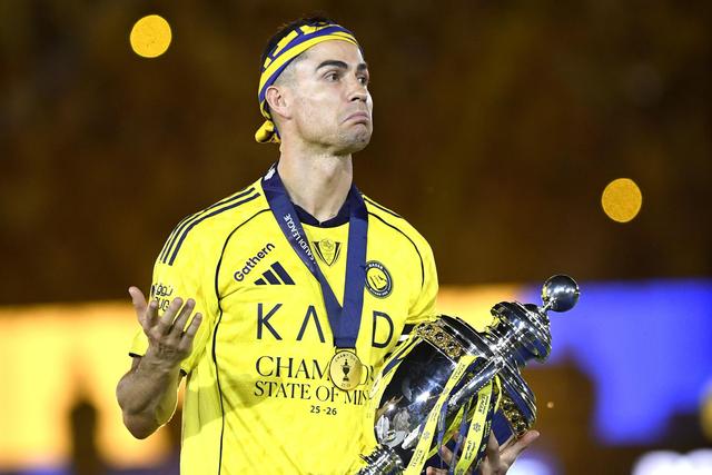 Ronaldo com a taça de campeão saudita (foto: EPA/Stringer)