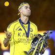 Ronaldo com a taça de campeão saudita (foto: EPA/Stringer)