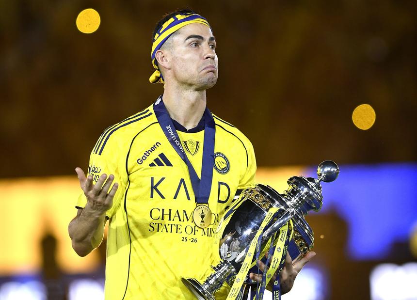 Ronaldo com a taça de campeão saudita (foto: EPA/Stringer)